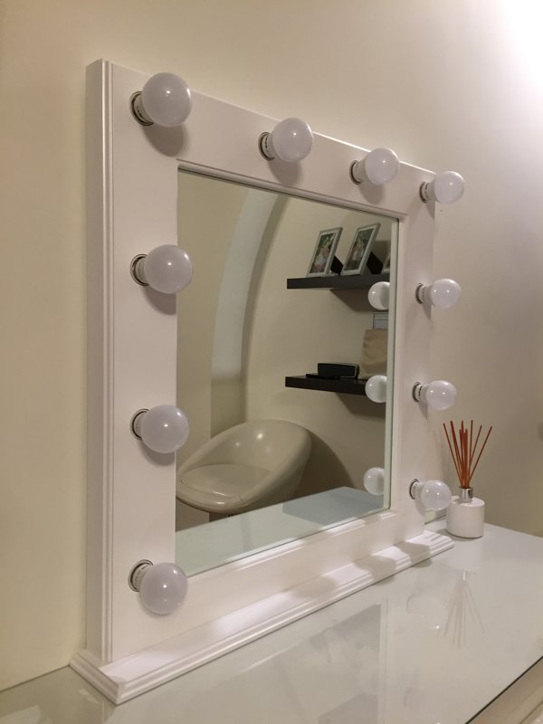 TRADITIONAL WHITE MAKEUP MIRROR WITH LIGHTS