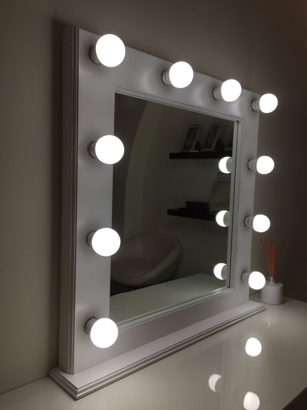 TRADITIONAL WHITE MAKEUP MIRROR WITH LIGHTS