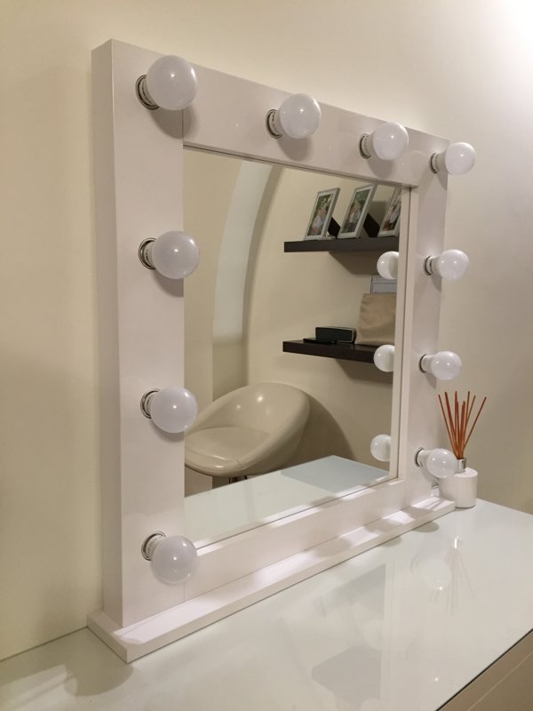 MODERN WHITE GLOSS MAKEUP MIRROR WITH LIGHTS